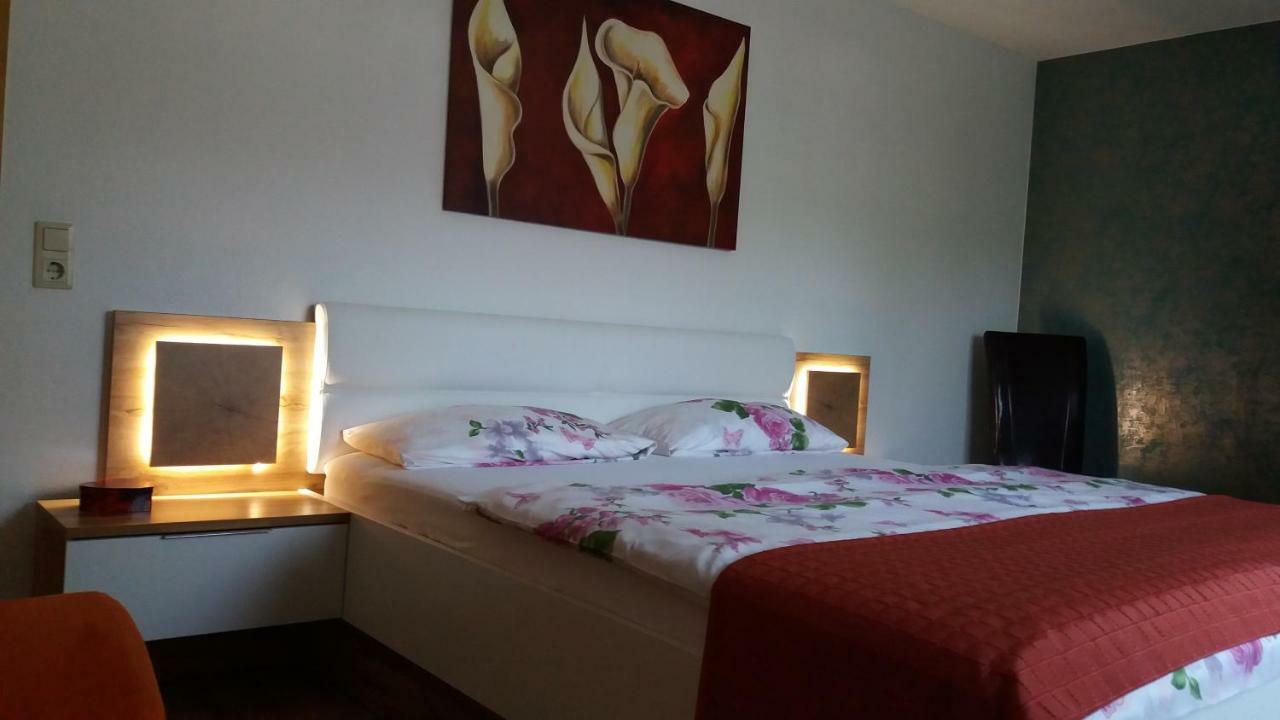 Ferienwohnung Rosentraum Oberotterbach エクステリア 写真